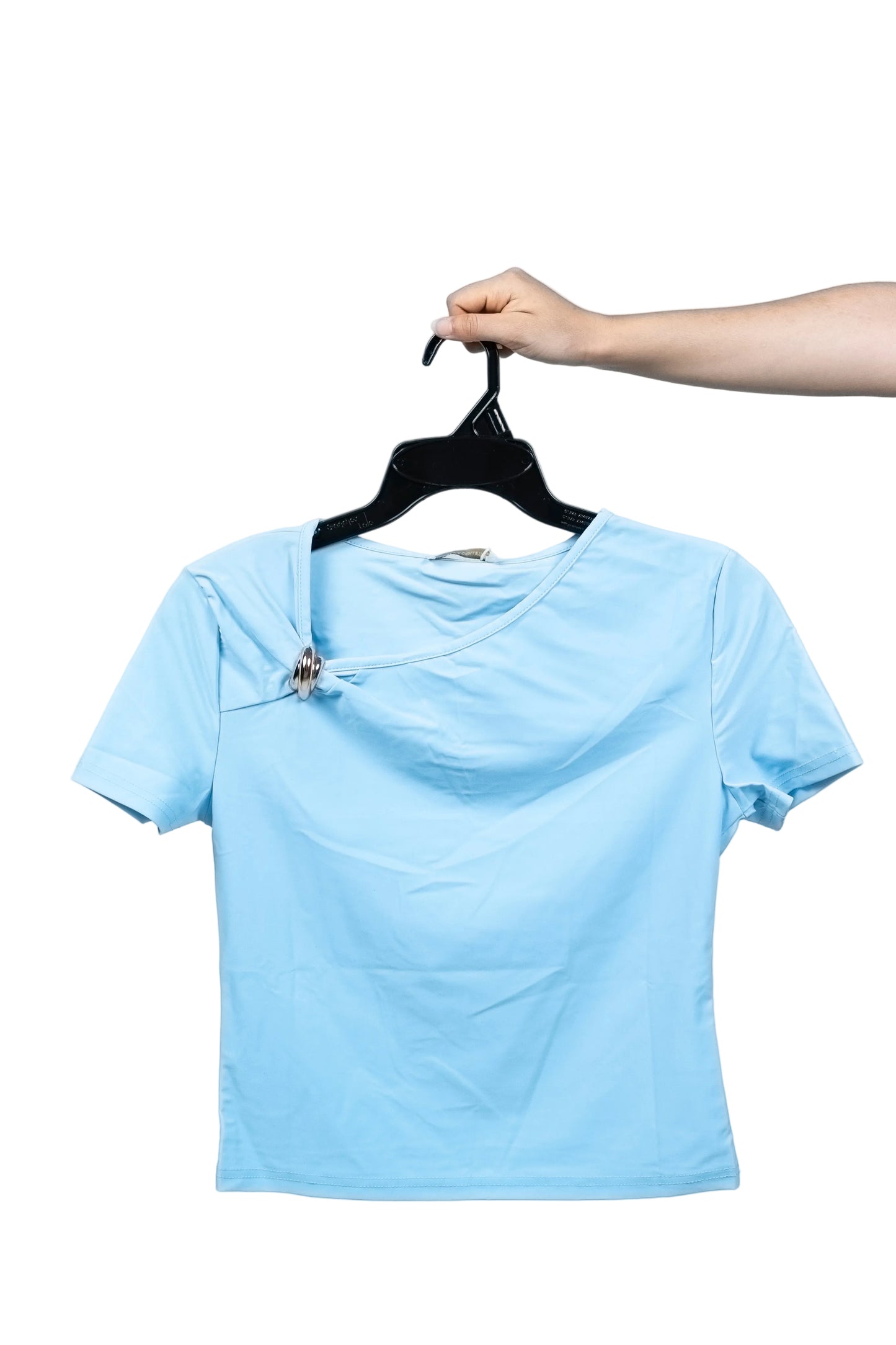 Blusa con broche en el cuello