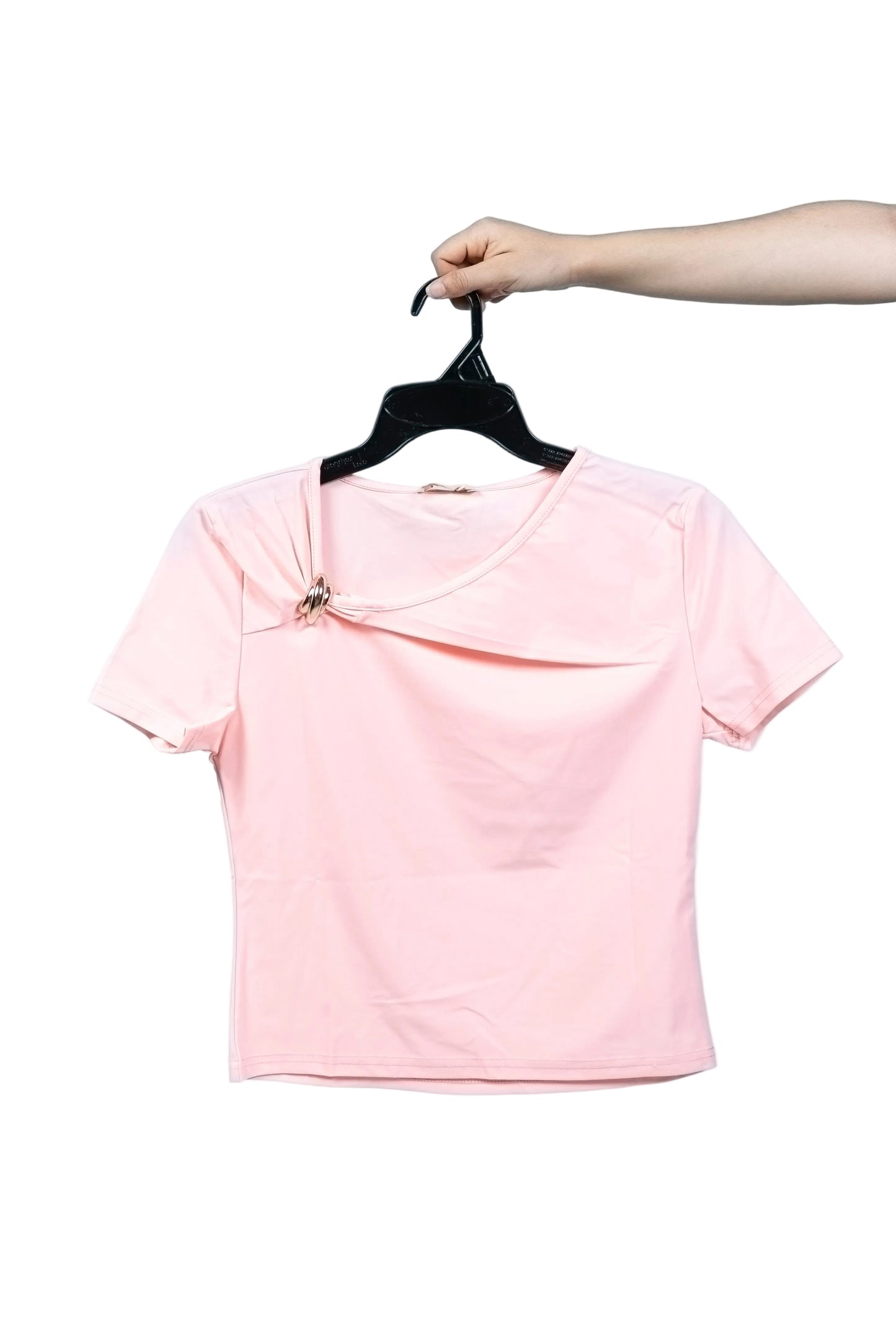 Blusa con broche en el cuello