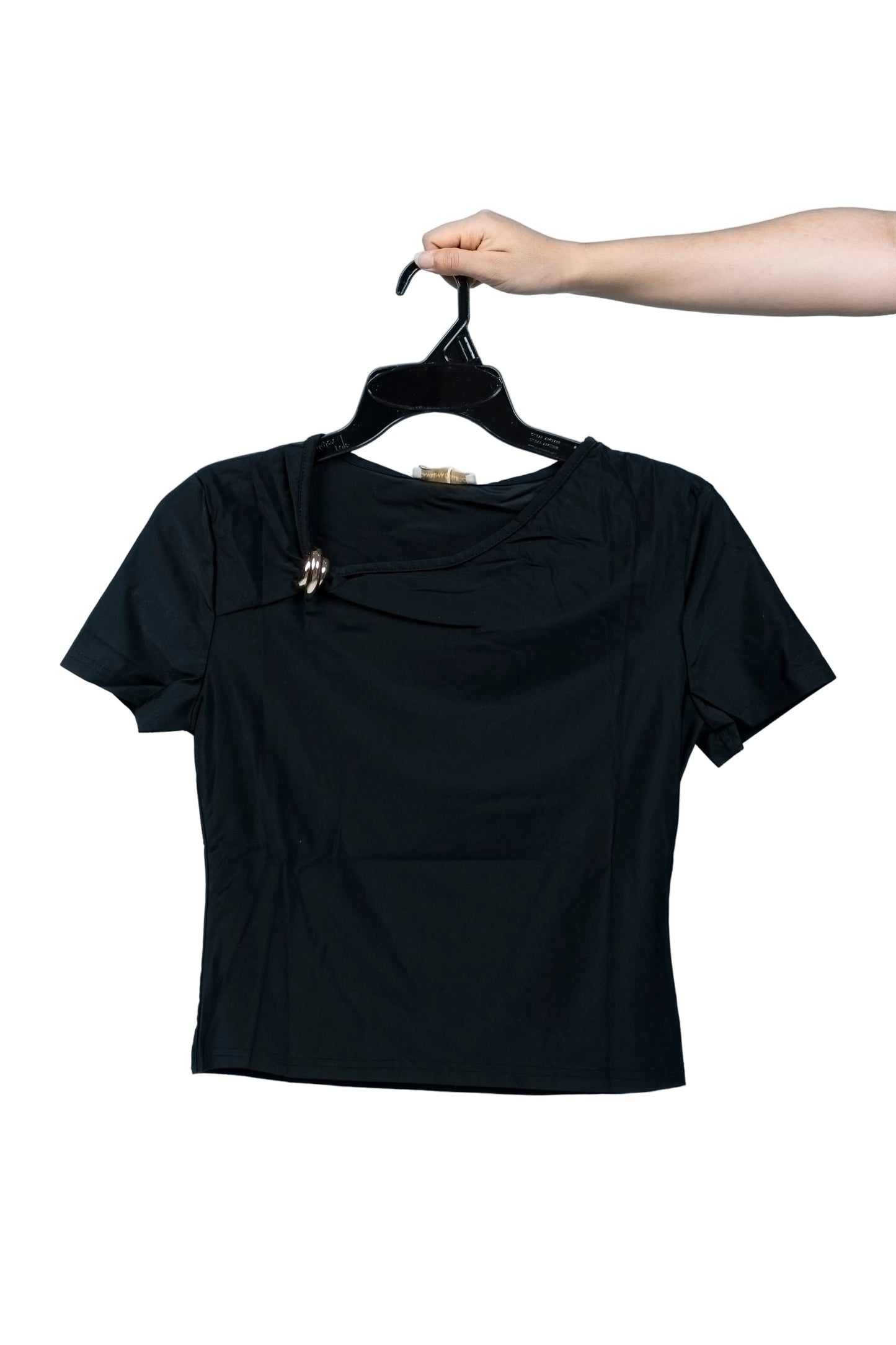 Blusa con broche en el cuello