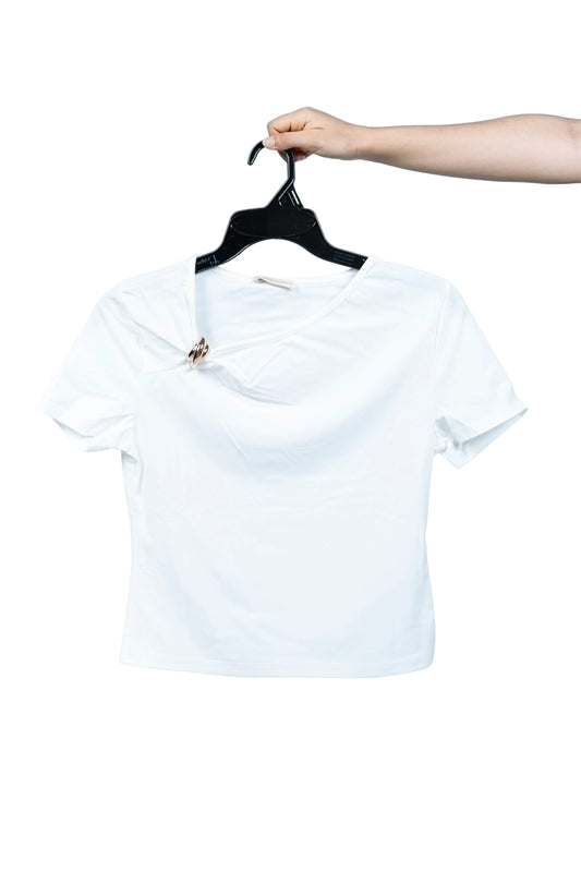 Blusa con broche en el cuello
