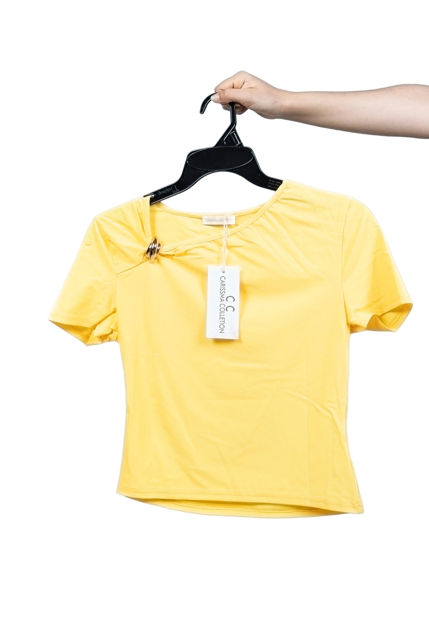 Blusa con broche en el cuello