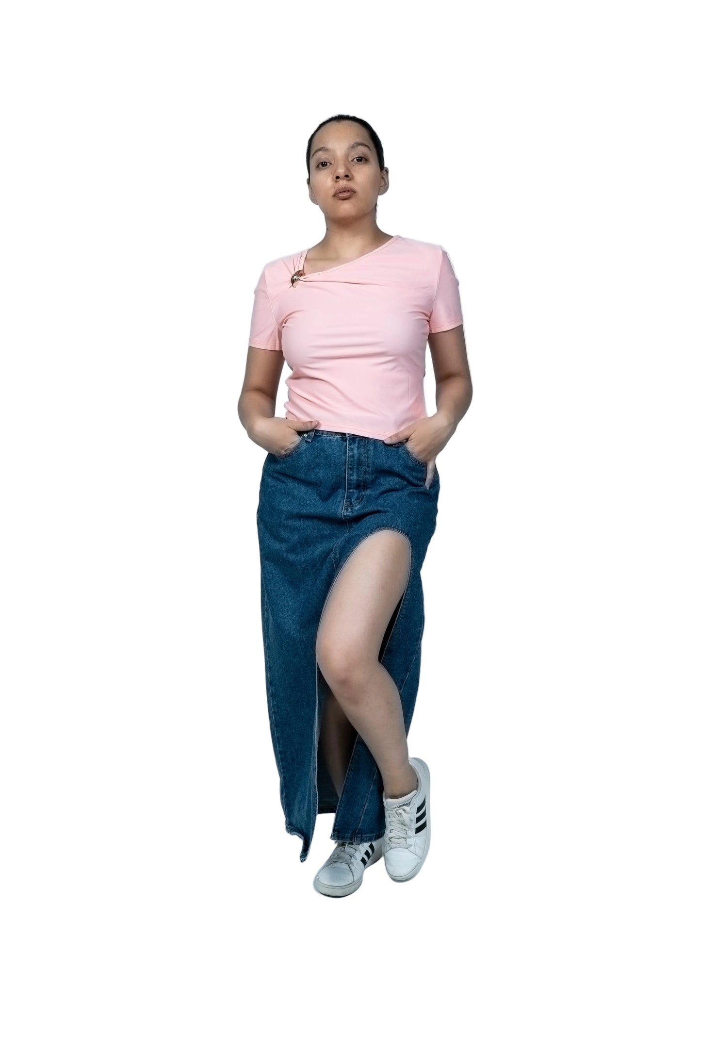 Blusa con broche en el cuello